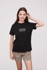 Remera negra de algodón con frase estampada en el frente: "why overthink when u can over drink".