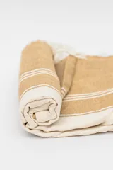 Lona de playa rectangular con diseño estampado a rayas rojas y blancas.