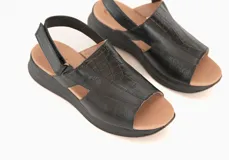 Sandalias negras de cuero con tecnología Antistress, suela de poliuretano y taco de 3 cm.