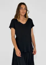 Remera color beige con escote en V y terminaciones desflecadas en cuello y mangas.