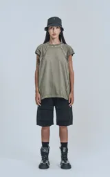 Remera manga corta color verde oliva, con cuello redondo y corte oversize.