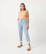 Pantalón mom de jeans con lavado marmolado, tiro alto y corte holgado.