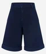 Bermuda de jean azul oscuro, con cintura alta, trabillas, bolsillos delanteros y traseros, y ruedo doblado.