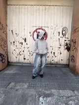 Campera con capucha y cierre frontal, color hueso con rayas finas horizontales en tono oscuro. Presenta un calce holgado (boxy fit) y puños y cintura acanalados.