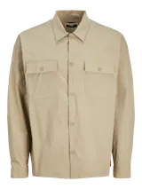 Sobrecamisa color beige de manga larga con cierre de botones, cuello clásico y dos bolsillos de parche en el pecho. Corte relajado.