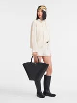 Bolso shopper Longchamp modelo Épure XL, color negro, con forma trapezoidal y confeccionado en cuero granulado.
