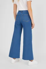 Pantalón de jean color gris oscuro, de corte ancho y tiro alto, con ruedo desflecado.