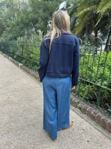 Pantalón de fibrana y viscosa, color azul jean, de corte ancho y cintura elastizada.