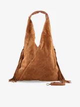 Cartera de gamuza color marrón, con diseño amplio y flecos laterales. Tiene un asa superior integrada y una correa desmontable para llevar al hombro o cruzada.