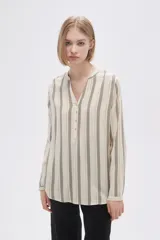 Blusa de viscosa a rayas verticales color beige y gris, con cuello mao y cierre parcial con botones.