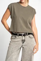 Remera color verde militar, corte crop, con mangas cortas y cuello redondo.