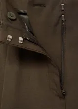 Pantalón de vestir marrón oscuro, de corte wide leg, tiro medio y pinzas frontales. Confeccionado en mezcla de lana y poliéster.