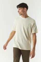 Remera gris oscuro de textura acanalada, corte clásico y cuello redondo.