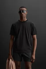 Camiseta negra de entrenamiento corte relaxed fit, confeccionada en tejido de mezcla de algodón de peso ligero, con cuello redondo en rib y manga corta.