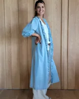 Kimono largo de denim negro con volados en el frente y mangas 3/4 abullonadas.