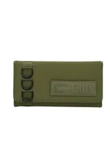 Billetera larga color verde militar con cierre de solapa con broche a presión. Presenta aplique rectangular con la inscripción "Manifesting all the good" y el logo "TRDY". El cierre es con triple hebilla de metal negro.