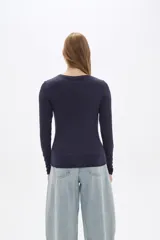 Remera color gris de lyocell, de manga larga, corte ajustado y cuello redondo.