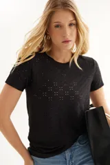 Camiseta negra de manga corta con tejido calado y cuello redondo.