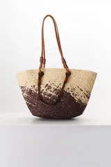 Bolso tipo shopper de paja color beige con diseño geométrico en marrón. Asas de cuero sintético color crema.