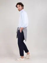 Camisa celeste de hombre, marca El Ganso, de corte regular fit, cuello button-down, manga larga con puño simple y logo bordado en el pecho. Confeccionada en tejido oxford compuesto por 93% algodón y 7% algodón reciclado.