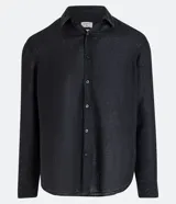 Camisa negra de lino con corte clásico, cuello camisero y mangas largas. Cierre frontal con botones.