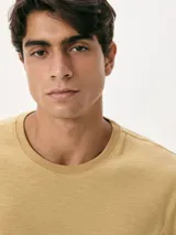 Remera celeste de tela flamé con cuello redondo y mangas cortas.