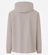 Campera rompevientos color verde oliva, con capucha ajustable con cordón, cierre frontal con cremallera, bolsillos laterales con cremallera y puños elásticos.