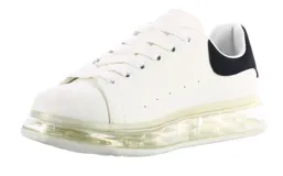 Championes blancos con detalles en negro, acordonados y con suela gruesa.