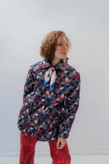 Campera capitoneada a mano con diseño geométrico multicolor, forrada en corderito con relleno de guata y tela impermeable.