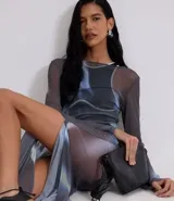 Vestido midi de tul con forro, estampado abstracto estilo manchado, cuello redondo, manga larga y encaje en el lateral.