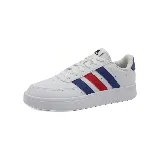 Zapatillas Adidas Breaknet 2.0 de cuero sintético blanco con detalles en azul y rojo. Inspiradas en el tenis, con suela plana y cierre con cordones.
