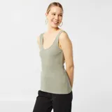 Musculosa verde oliva de algodón con cuello redondo y sisas anchas.