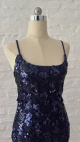 Vestido corto de fiesta color azul con lentejuelas, breteles finos y escote recto.