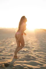 Conjunto de bikini con estampado a cuadros rojos y blancos, compuesto por un corpiño triangular con breteles regulables y desmontables, y una bombacha tipo colaless.