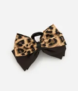 Pinza para el pelo con lazo doble, uno liso color marrón oscuro y otro con estampado animal print.