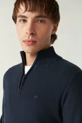 Sweater gris de punto con medio cierre, cuello alto y logo bordado en el pecho.