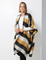 Ruana de tejido soft, color rosa pálido, celeste, gris y beige, con diseño a cuadros. Presenta terminación en zig zag con lana en los bordes y sisa amplia.