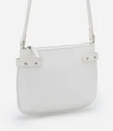 Bolso bandolera blanco de poliuretano con textura croco, correa fina ajustable, cierre de cremallera y hebillas laterales decorativas.