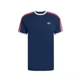 Camiseta Adidas Originals de manga corta, color azul marino, con cuello redondo blanco y ribetes en las mangas. Presenta las tres franjas características en los hombros en rojo, blanco y azul. Lleva el logo del trébol bordado en color beige en el pecho.