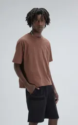 Remera manga corta color marrón, cuello redondo y calce boxy fit.