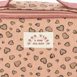 Neceser con estampado de corazones color rosa y marrón, con asa superior y cierre con cremallera.