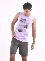 Musculosa lila con estampado de tres imágenes en blanco y negro.