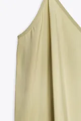Vestido midi color verde oliva, de corte amplio, con escote en V y tirantes finos.