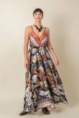 Vestido largo de satén estampado con diseño cruzado y breteles finos, con corte debajo del busto y falda amplia.