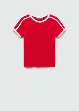 Remera roja de corte recto con cuello redondo y mangas cortas con terminaciones en contraste blanco. Presenta dos líneas blancas paralelas en los hombros.
