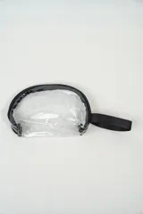Neceser transparente con cierre de cremallera negro y asa de mano.