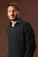 Sweater verde oscuro de punto con cuello alto y cierre de cremallera parcial. Tejido de canalé vertical.