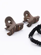 Set de dos broches para el pelo color marrón y dos coleros negros.