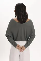 Jersey de punto, color no especificado, con diseño suelto y cuello redondo.
