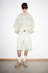 Short de denim celeste claro, corte holgado, tiro caído y cinco bolsillos.